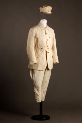 Svetly oblek Tomase Garrigua Masaryka, sito na zakazku, pravdepodobně 1. polovina 30. let 20. oblek